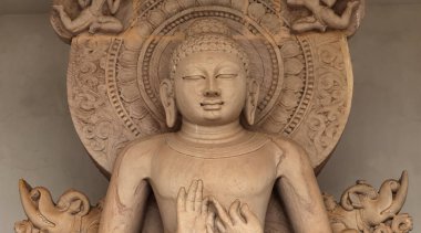 Lord Buddha 'nın heykeli Shanti Stupa, Dhauli giri Hills, Bhubaneswar, Odisha, Hindistan' da kutsanmış ellerde.. 
