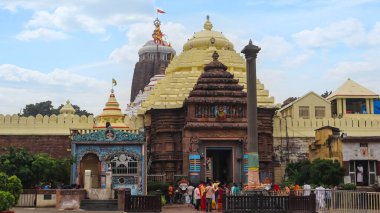 20 Ekim 2021 Jagannath Tapınağı, Puri, Orissa, Hindistan. Jagannath tapınağının girişindeki hacılar. Ön planda Aruna Stambha Pillar