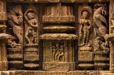 Müzisyen ve dansçıların oymaları Bhoga Mandapa ya da dans salonu, Güneş Tapınağı, Konark, Hindistan 'daki tüm platformları, duvarları ve sütunları kaplıyor..