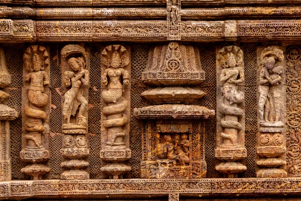 エロティックなカップルで彫刻されたジャガモハナの寺院プラットフォーム ポーズで彼らの美しさを前に若い女性 ヴィヤーラ 裁判所のシーンや日常生活から インドのオディシャにあるサン テンプル コンク — ストック写真