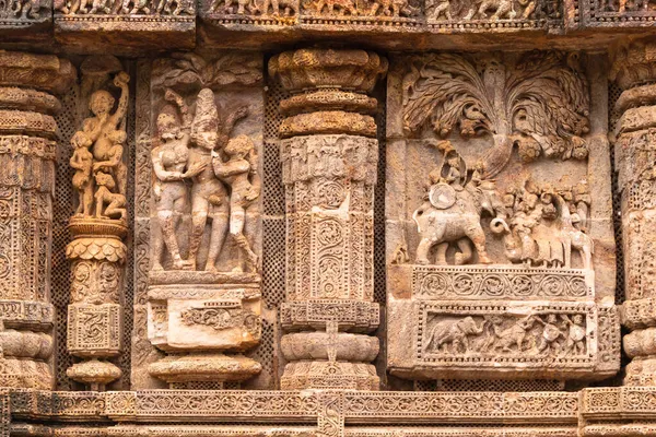 贾加莫哈纳神庙的平台上刻有情色夫妻 年轻女子摆姿势炫耀自己的美丽 宫廷场景和日常生活 Sun Temple Konark Odisha India — 图库照片