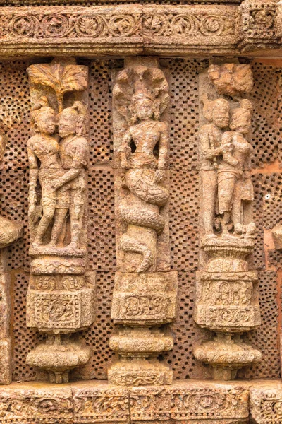 모아나 신전의 연단에는 에로틱 부부들 조각되어 여자들은 나가스 비올라 코끼리 — 스톡 사진