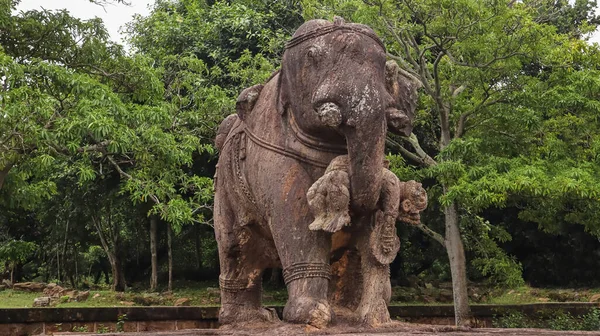 Kolossale Statuen Von Kampfelefanten Auf Plattformen Der Nähe Des Tempelgeländes — Stockfoto