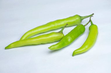 Beyaz arka planda yeşil biber, Satara, Maharashtra, Hindistan 