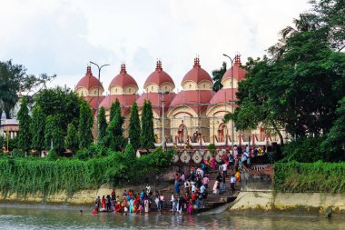 Dakshineswar Kali Tapınağına ve Hooghly Nehri, Kolkata, Batı Bengal, Hindistan 'da banyo yapan dindarlara bakın.. 