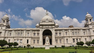 Victoria Anıt Salonu 'nun önündeki Lord Curzon heykeli. 1906 ve 1921 yılları arasında, Kolkata, Bengal, Batı Bengal, Hindistan, Hindistan, Hindistan ve İngiltere 'de inşa edilen kraliyet ihtişamı için Hint-Arap tarzı ve İngiliz yapısı ve Beyaz Makrana mermerleri kullanılmıştır.