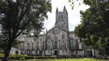St. Paul Katedrali 'nin ön manzarası. Köşe taşı 1839 'da yerleştirildi ve bina 1847' de tamamlandı, Kolkata, Batı Bengal, Hindistan.