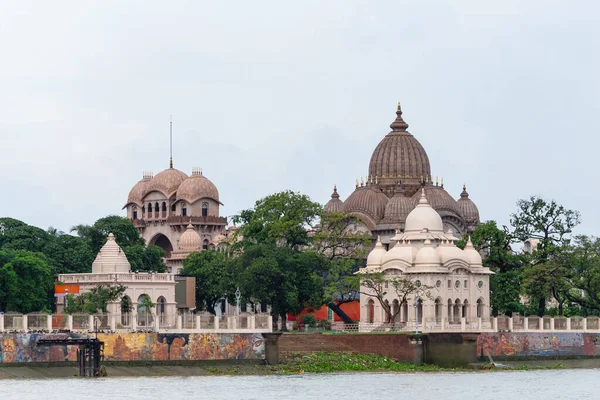 スワミ ヴィヴェカナンダ コルカタ 西ベンガル州 インドによって設立されたラマクリシュナ数学 ラマクリシュナミッションの本部であるスワミ ブラムハンンド寺院のリバーサイドビュー — ストック写真