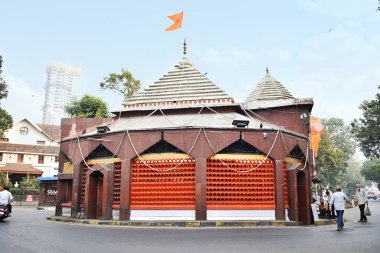 5 Nov  2021, Dadar,  Mumbai, Maharashtra, India. Left view of Hanuman Mandir, temple cum church where three roads intersect. At front Hindu temple in front and at back a  statue of Jesus Christ. There is  also a mosque in front