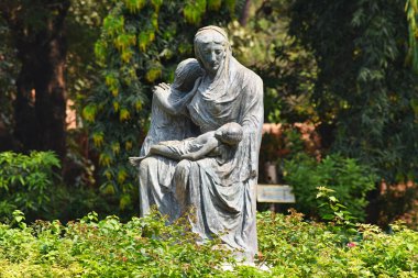 5 Kasım 2021, Byculla, Mumbai, Maharashtra, Hindistan. Kraliçe Victoria heykeli Veermata Jijabai Bhosale Udyan, Byculla Hayvanat Bahçesi