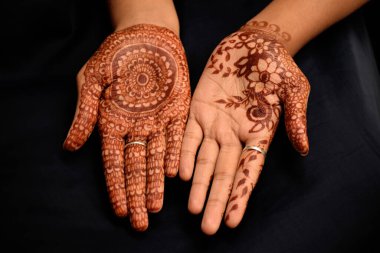 7 Kasım 2021, Pune, Maharshtra, Hindistan. Ellerinde Mehendi ya da Henna dövmesi var. Bu Hindistan 'da çok güzel ve eski bir gelenektir.