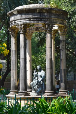 5 Kasım 2021, Byculla, Mumbai, Maharashtra, Hindistan. Kraliçe Victoria heykeli Veermata Jijabai Bhosale Udyan, Byculla Hayvanat Bahçesi