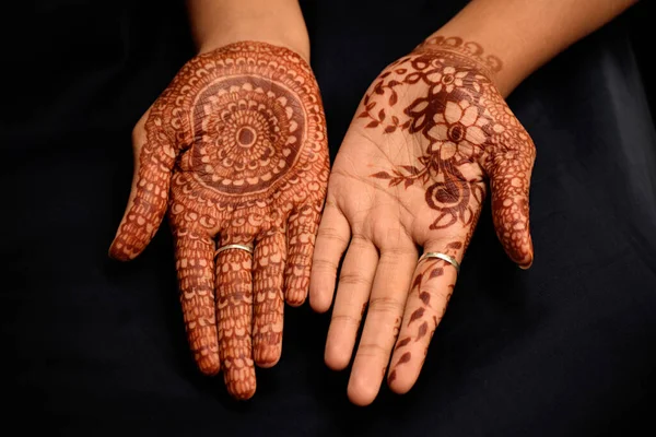 7 Kasım 2021, Pune, Maharshtra, Hindistan. Ellerinde Mehendi ya da Henna dövmesi var. Bu Hindistan 'da çok güzel ve eski bir gelenektir.