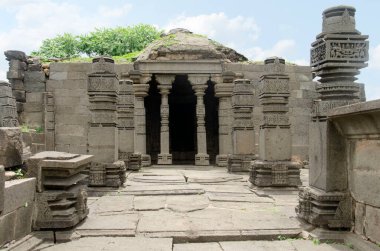 Baleshwar tapınağı Lord Shiva 'ya adanmıştır ve bir garbhagriha, antarala ve mahamandapa planından oluşur, tapınak doğuya bakar ve Laxminarayana Tapınağı' nın batısında bulunur.
