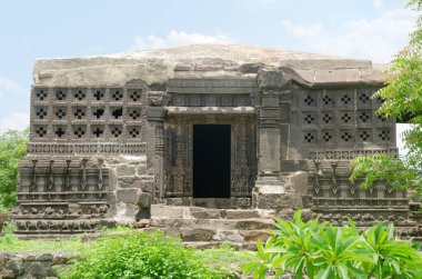 Tapınak iyi şekillendirilmiş ve büyük ölçüde oyulmuş bir tapınaktır. Plana göre garbhagriha, antarala ve mahamandapa ve mukhamandapa 'dan oluşur, mahamandapa batı, kuzey ve güney yönlerinden girişlerle sağlanır. 