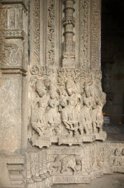 Baleshwar tapınağı Lord Shiva 'ya adanmıştır ve bir garbhagriha, antarala ve mahamandapa planından oluşur, tapınak doğuya bakar ve Laxminarayana Tapınağı' nın batısında bulunur.