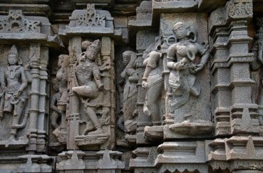 Tapınak iyi şekillendirilmiş ve büyük ölçüde oyulmuş bir tapınaktır. Plana göre garbhagriha, antarala ve mahamandapa ve mukhamandapa 'dan oluşur, mahamandapa batı, kuzey ve güney yönlerinden girişlerle sağlanır. 