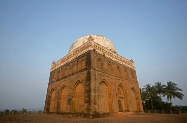 Habashi Ghumat, Sath Peer Baba 'nın Dargah' ı Pune, Maharashtra, Hindistan yakınlarındaki Junnar 'da bulunuyor.