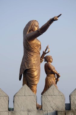 Jijabai ve Bal Shivaji 'nin metal idolleri, Hindistan, Maharashtra, Pune yakınlarındaki Junnar' da bulunan Shiv Srushti 'nin girişinde.