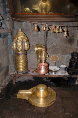 Lord Shiva ve Shivlinga 'nın Kukdeshwar Tapınağı' ndaki Brass idolleri, Kukdi nehrinin kıyısında, Pune, Maharashtra, Hindistan yakınlarındaki Junnar 'da bulunur. 