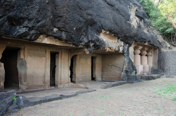 アンバで未完成のChaitya 洞窟のAmbaグループ 1つのチティア 17のヴィハーラ 11の貯水タンクと合計15の碑文で構成されています 6月のマンディの丘 インドのマハラシュトラ州プネー近く — ストック写真
