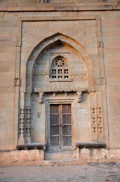 Puerta Entrada Tallada Habashi Ghumat Dargah Sath Peer Baba Ubicada — Foto de Stock