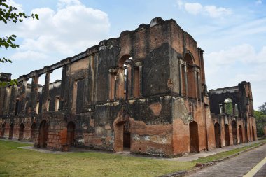 Nawab Asaf Ud-Daulah tarafından 1700 'lerin sonlarında Nawab Saadat Ali Khan, Lucknow, Uttar Pradesh, Hindistan' da inşa edilen İngiliz Konutu 'nda ziyafet salonu.