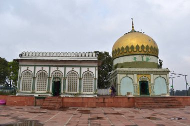 Shah Pir Mohammed 'in Teele Wali Mescidi, Lucknow, Uttar Pradesh, Hindistan' daki mezarı. 
