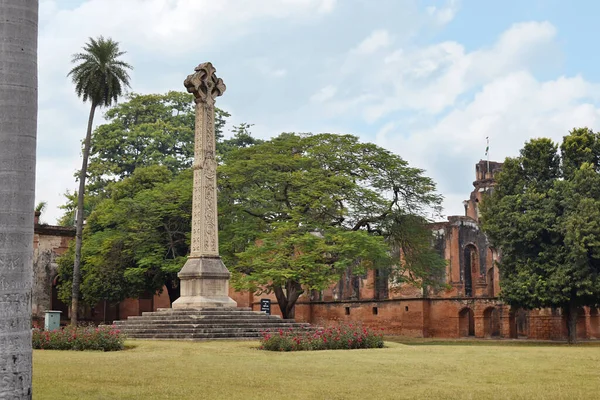 Nawab Asaf Ud-Daulah 'ın 1700' lerin sonlarında Nawab Saadat Ali Khan, Lucknow, Uttar Pradesh, Hindistan 'da inşa ettiği İngiliz Konutu' ndaki yüksek haç Sör Henry Lawrence Anıtı.