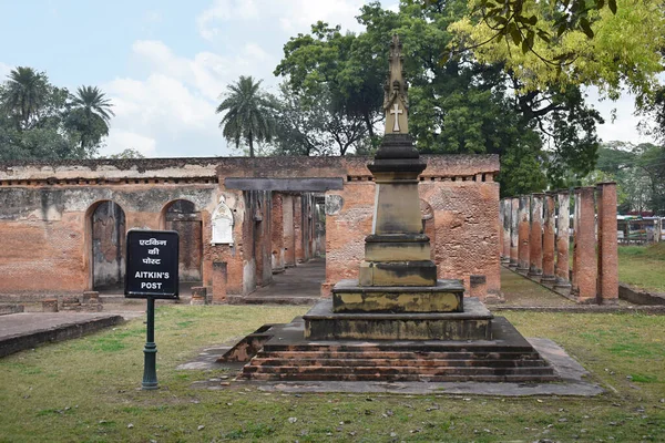 Aitkin 'in 1700' lerin sonlarında Nawab Saadat Ali Khan, Lucknow, Uttar Pradesh, Hindistan 'da Nawab Asaf Ud-Daulah tarafından inşa edilen İngiliz Konutu' ndaki görevi tamamlandı.