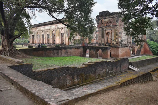 Nawab Asaf Ud-Daulah 'ın 1700' lerin sonlarında Nawab Saadat Ali Khan, Lucknow, Uttar Pradesh, Hindistan 'da inşa ettiği İngiliz Konutu' ndaki bungalov.