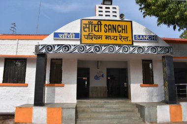 Hindistan 'ın Madhya Pradesh eyaletinde önemli bir demiryolu istasyonu olan Raisen, Sanchi tren istasyonunun giriş manzarası