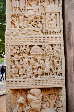 Stupa No 1, Doğu Kapısı, Sol Sütun, İç Panel 3: odun ve ateşin mucizesi. Brahmanalar ateşe tapanlardı Buda 'nın rızası olmadan odun döküp ateş çıkaramazlardı. Büyük Stupa, Dünya Mirası Sitesi, Sanchi, Madhya Pradesh, Hindistan. 