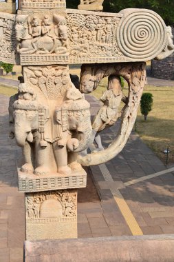 Stupa No 1, Kuzey Kapısı. Arkadan Yaksini 'ye bak, sütun başkentlerinde filler var. Büyük Stupa, Dünya Mirası Sitesi, Sanchi, Madhya Pradesh, Hindistan. 
