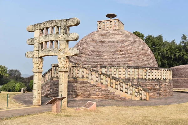 Stupa Gateway Stairway Korunu Polokulové Kupoli Která Zvláštní Náboženský Význam — Stock fotografie