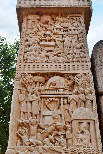 ストゥーパ第1番 内側パネル2 蛇の上に仏の勝利 パネル1 ウルベラでの仏によるカシャパ族の同胞の回心 インド マディヤ プラデーシュ州サンチ世界遺産 — ストック写真