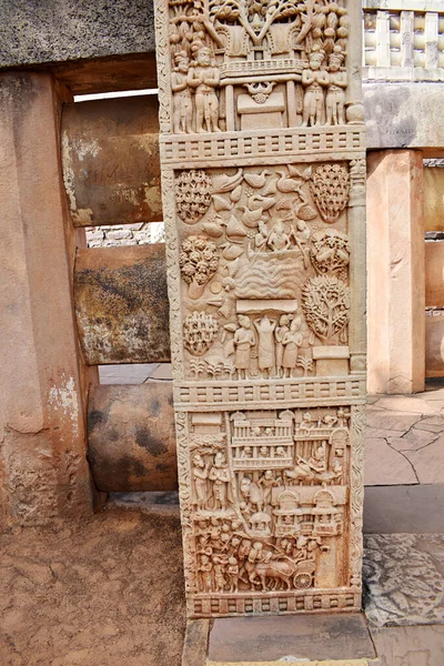 Stupa East Gateway Left Pillar Front Panel King Tritt Auf — Stockfoto