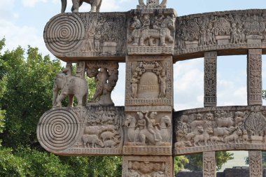 Stupa No 1, Doğu Kapısı. Sol tarafın arka görüntüsü yakın plan. Kare bloklar, binicileri ve efsanevi aslanları gösteriyor. Büyük Stupa, Dünya Mirası Sitesi, Sanchi, Madhya Pradesh, Hindistan. 