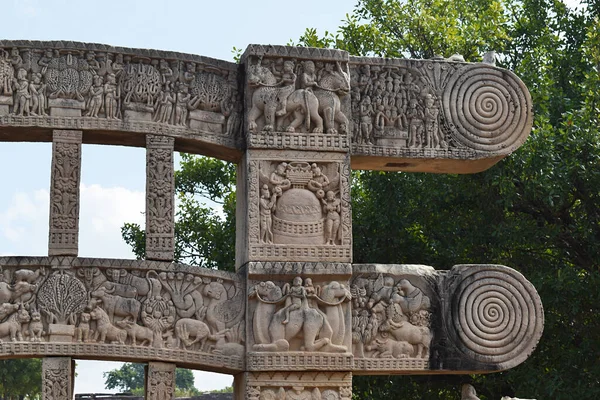 東ゲートウェイ1号線だ 右側のリアビューのクローズアップ ラクダと神話のライオンのライダーを示す正方形のブロック インド マディヤ プラデーシュ州サンチ世界遺産 — ストック写真