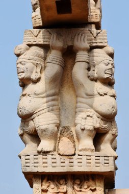 Stupa No 1, Batı Kapısı, Sütunlar cücelerin sütunları tuttuğunu gösteriyor. Dünya Mirası Alanı, Sanchi, Madhya Pradesh, Hindistan