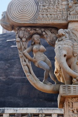 Stupa No 1, Kuzey Kapısı, Yaksini ve Filler yakın plan. Dünya Mirası Alanı, Sanchi, Madhya Pradesh, Hindistan
