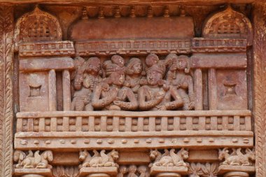 Stupa No 1, Doğu Kapısı, Sağ Sütun, Ön Yüz: 1. Deva Gati 'nin cenneti. Tam panelde Budistlerin altı cenneti resmediliyor. Dünya Mirası Alanı, Sanchi, Madhya Pradesh, Hindistan