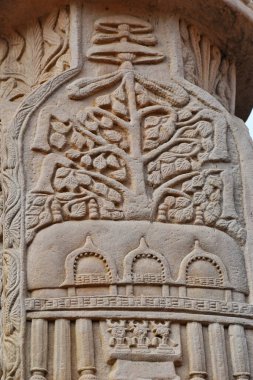 Stupa No 1, Güney Kapısı, Sol Sütun, İç Panel 1: Bu tapınak Ashoka tarafından Bodh-Gaya 'daki korkmuş bir ağacın etrafına yapılan tapınağı sembolize edebilir. Dünya Mirası Alanı, Sanchi, Madhya Pradesh, Hindistan