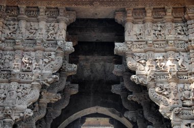 Batı kapısı olarak da bilinen Vadodara Bhagol 'a, Dabhoi, Gujarat, Hindistan' da bulunan putlar oyuldu.