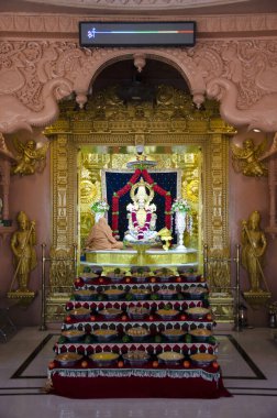Lord Swaminarayan tapınağın içindeki tapınağın içinde Nilkanthdham, Poicha, Gujarat, Hindistan