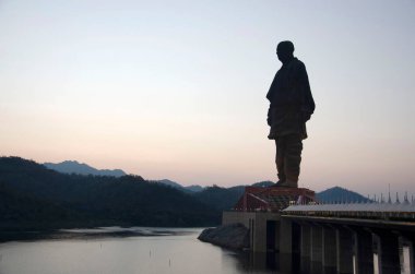 Narmada nehrinin kıyısındaki Vallabhbhai Patel Heykeli. 182 metre (597 feet) yüksekliğindeki dünyanın en uzun heykeli. Kevadiya Kolonisi, Gujarat, Hindistan