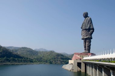 Narmada nehrinin kıyısındaki Vallabhbhai Patel Heykeli. 182 metre (597 feet) yüksekliğindeki dünyanın en uzun heykeli. Kevadiya Kolonisi, Gujarat, Hindistan