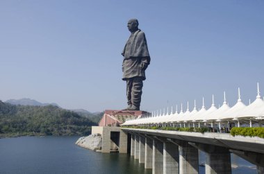 Narmada nehrinin kıyısındaki Vallabhbhai Patel Heykeli. 182 metre (597 feet) yüksekliğindeki dünyanın en uzun heykeli. Kevadiya Kolonisi, Gujarat, Hindistan