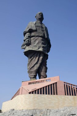 Narmada nehrinin kıyısındaki Vallabhbhai Patel Heykeli. 182 metre (597 feet) yüksekliğindeki dünyanın en uzun heykeli. Kevadiya Kolonisi, Gujarat, Hindistan