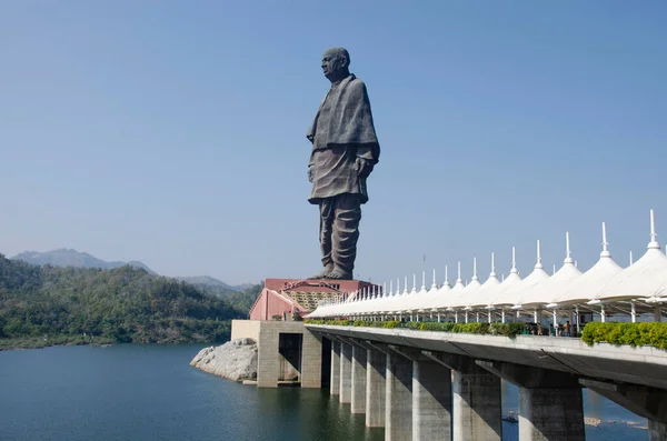 Narmada nehrinin kıyısındaki Vallabhbhai Patel Heykeli. 182 metre (597 feet) yüksekliğindeki dünyanın en uzun heykeli. Kevadiya Kolonisi, Gujarat, Hindistan